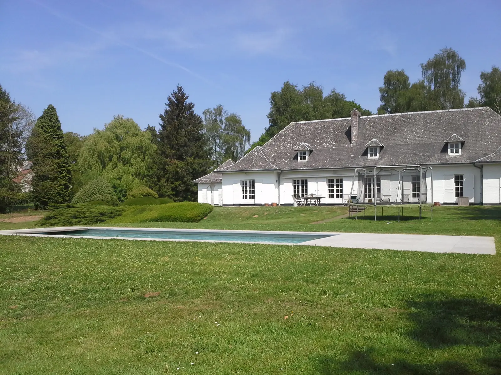 Zwembad in een weidse tuin (foto 1 van 5)