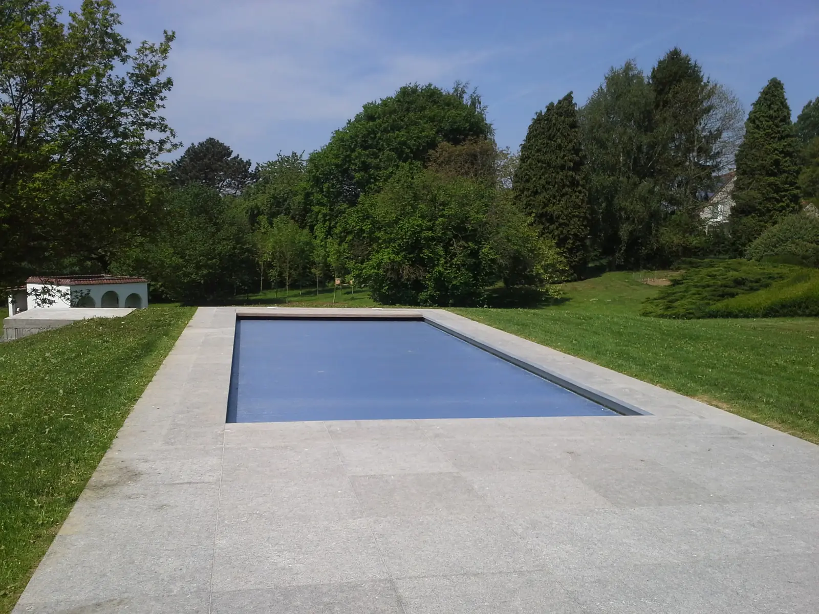 Zwembad in een weidse tuin (foto 2 van 5)