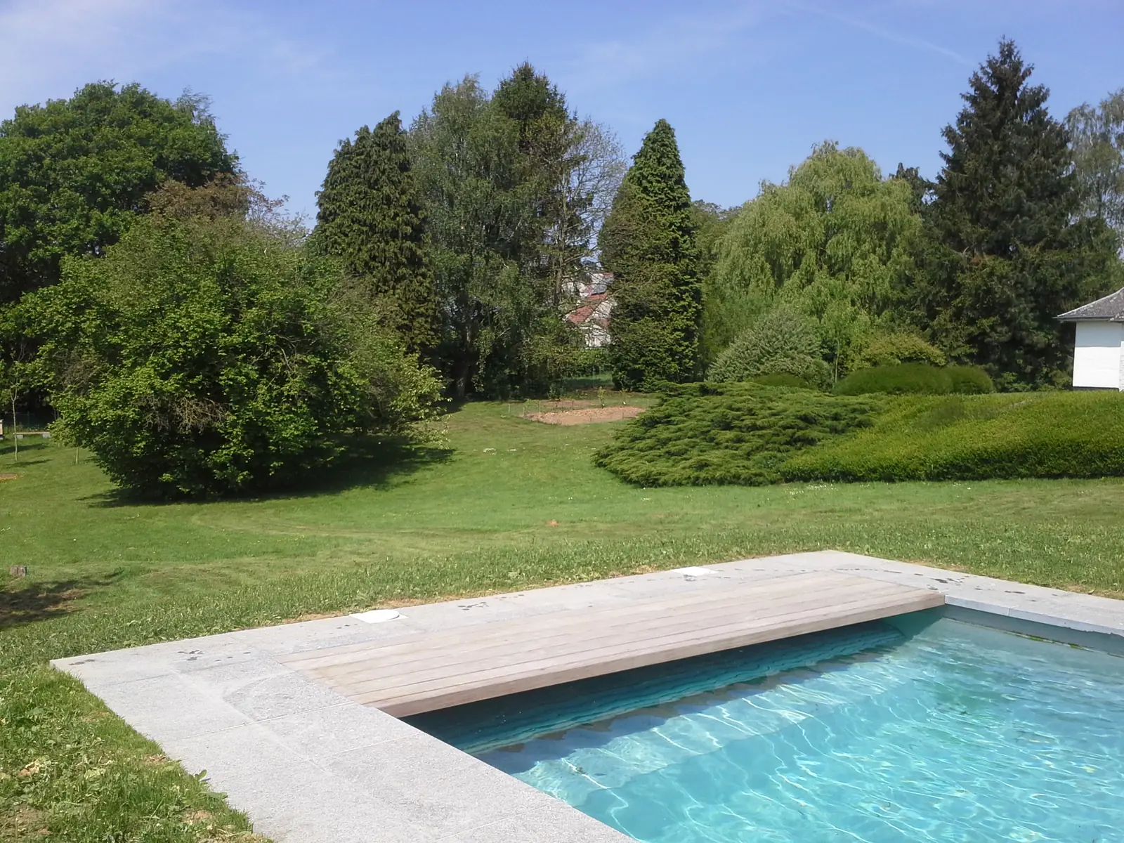 Zwembad in een weidse tuin (foto 5 van 5)